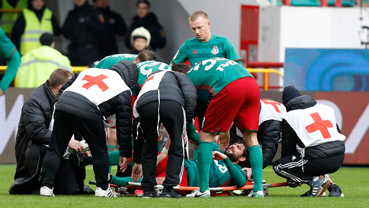 Ведран Чорлука получает помощь