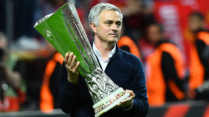 Жозе Моуринью с Кубком УЕФА