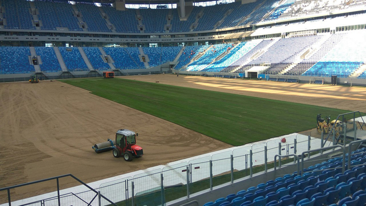 Работы по замене газона на «Крестовском»