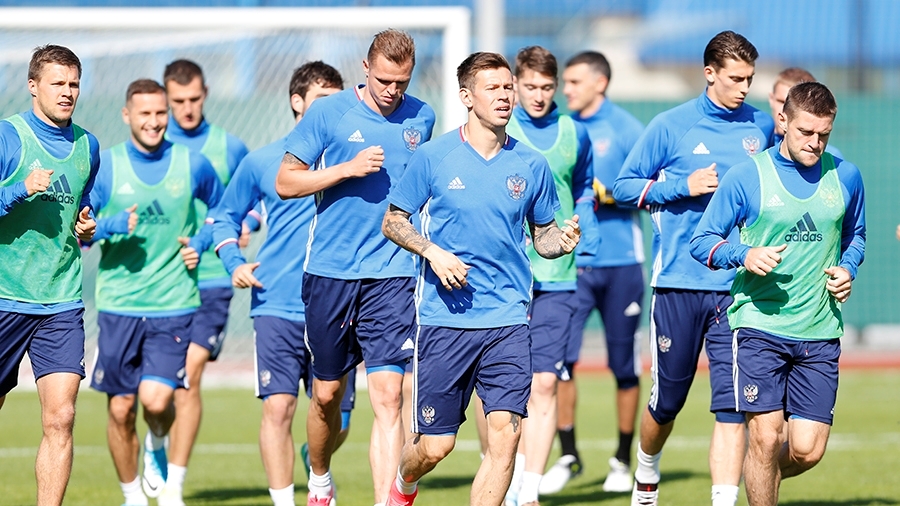 Футболисты сборной России