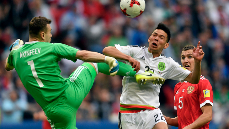 Игорь Акинфеев пропустил от Ирвинга Лосано, зато наказал его за смелость