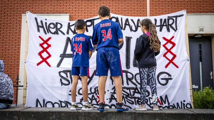 Дети собрались у дома Абдельхака Нури