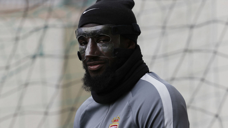 Тимуэ Бакайоко в маске