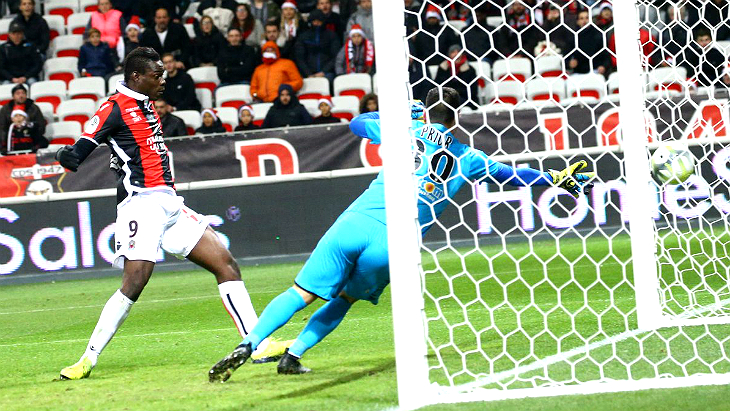 Балотелли забивает победный мяч