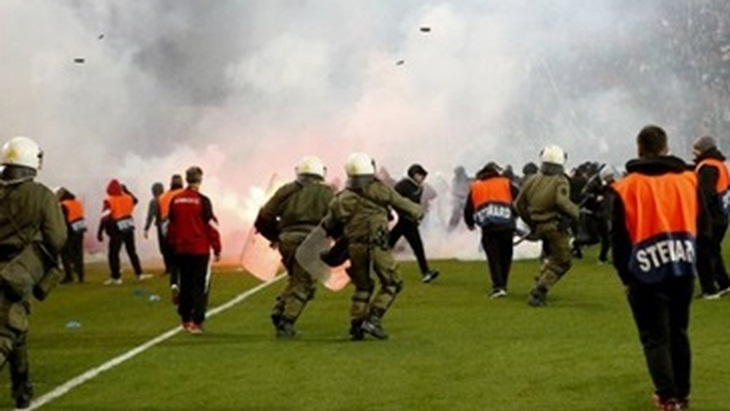 «Олимпиакос» лишен трех очков и проведет два матча без зрителей