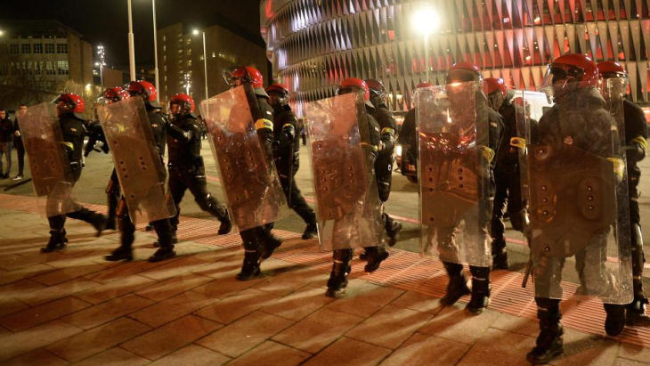 В результате драки фанатов в Бильбао скончался полицейский