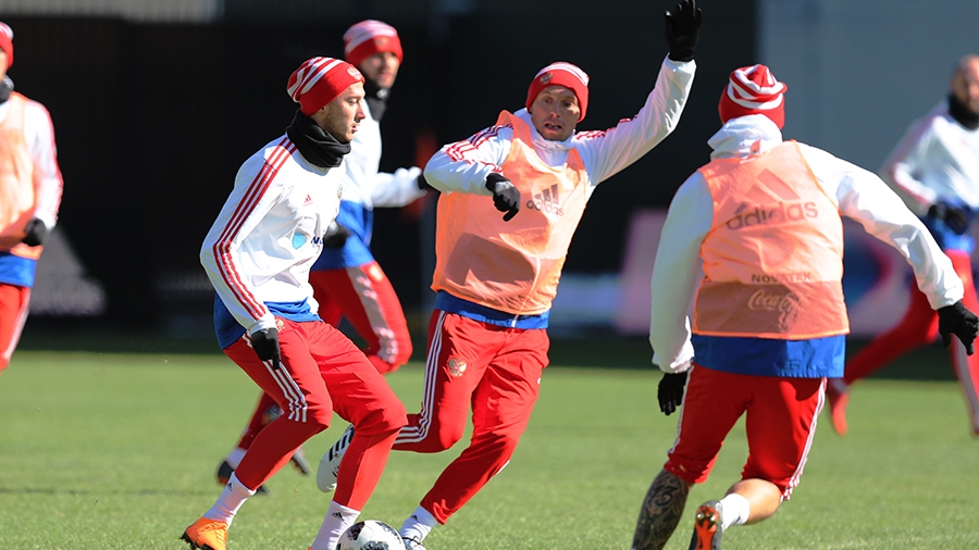 Тренировка национальной команды началась с часовым опозданием Тренировка национальной команды началась с часовым опозданием