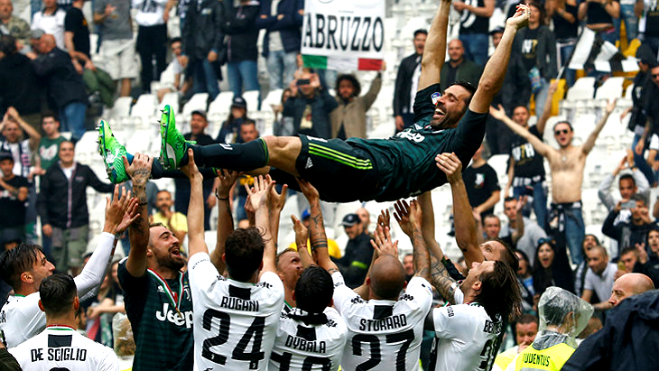 Партнеры по команде качают Буффона