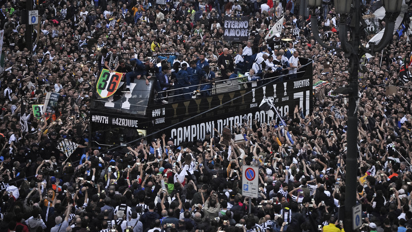 Несколько болельщиков пострадали во время чемпионского парада