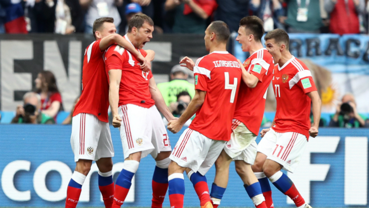 Сборная России празднует гол Дзюбы