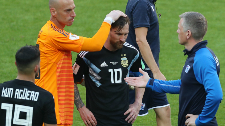 Месси утешали всей командой