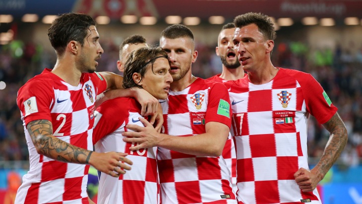 Лука Модрич (в центре) принимает поздравления