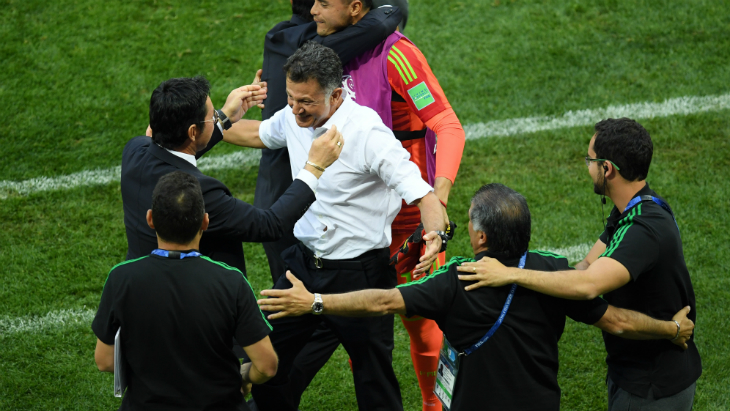 Тренерский штаб сборной Мексики празднует победу