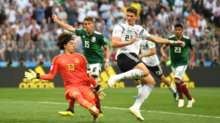 Очоа не раз спасал свою команду