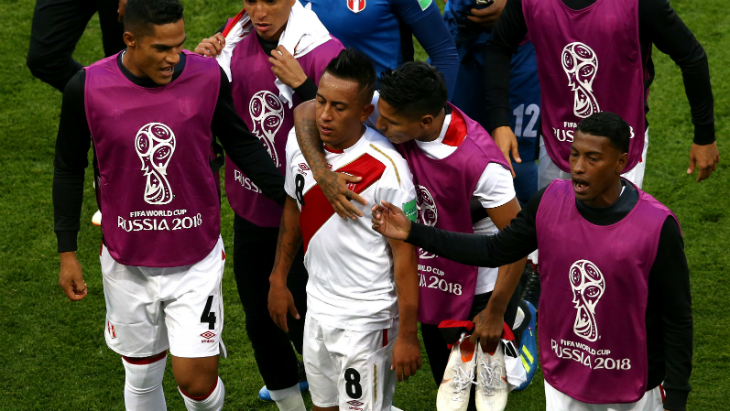 Партнеры по команде пытаются утешить Куэву