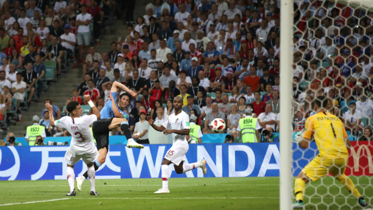 Кавани закручивает мяч