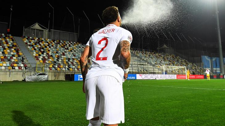 Кайл Уокер на фоне пустых трибун Кайл Уокер на фоне пустых трибун