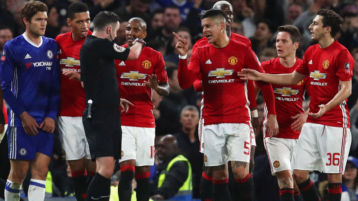 Футболисты «МЮ» спорят с судьей