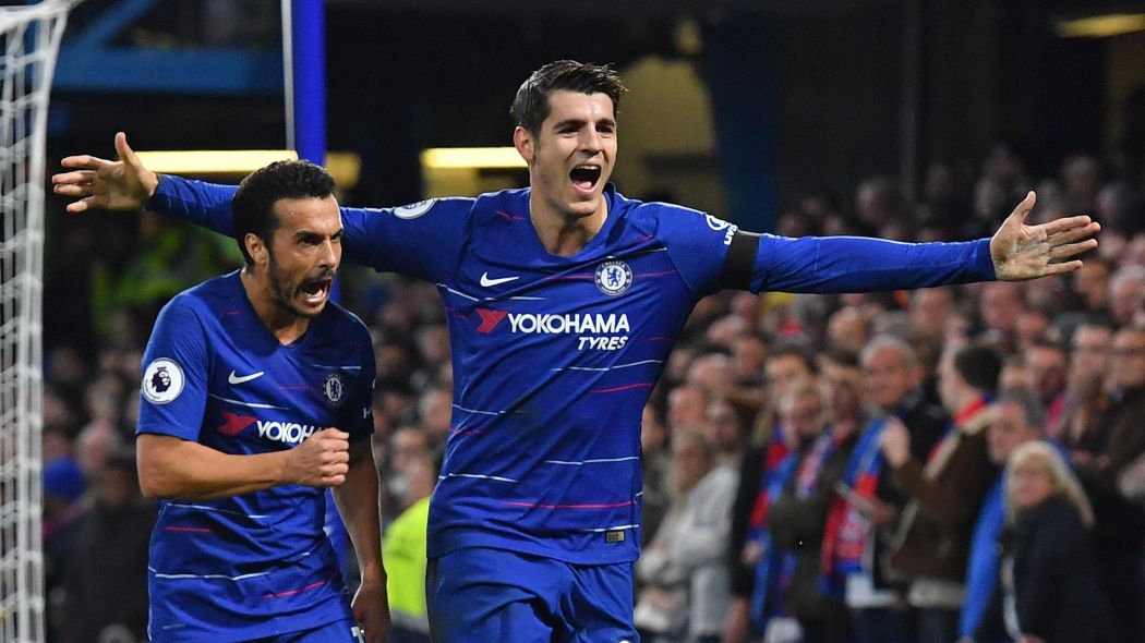 Мората (справа) напоминает себя прежнего