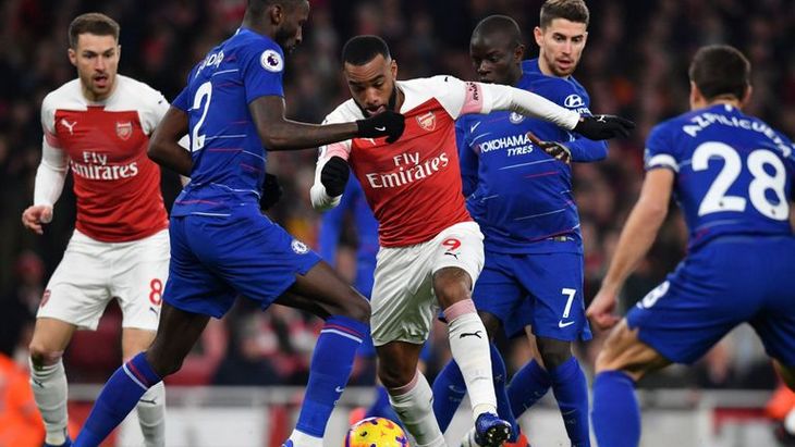 Александр Ляказетт в окружении соперников