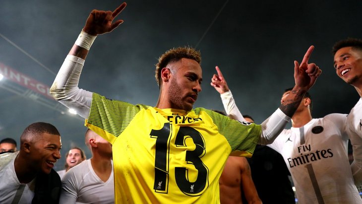 Неймар в футболке Алиссона Бекера Неймар в футболке Алиссона Бекера