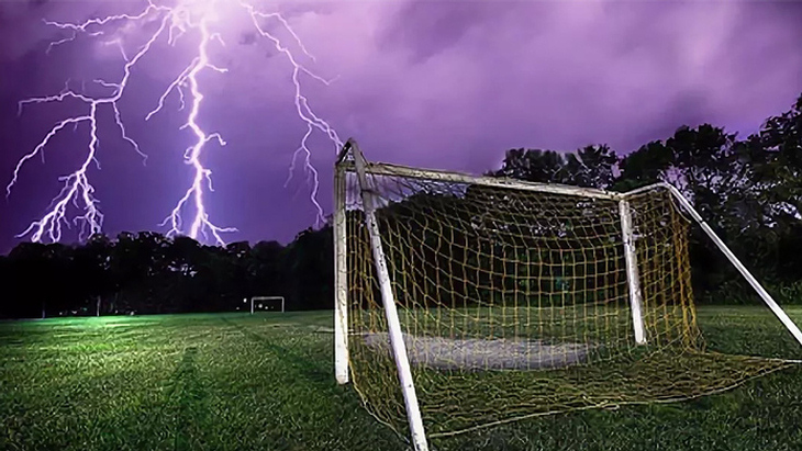 Во время тренировки бразильского клуба в поле ударила молния