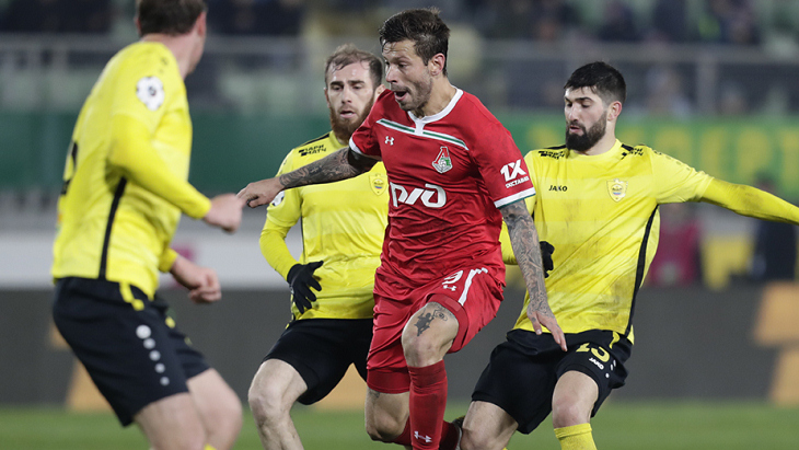 Федор Смолов в окружении игроков «Анжи»