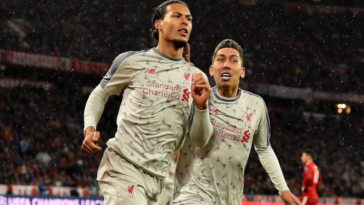 Ван Дейк (слева) забил победный мяч