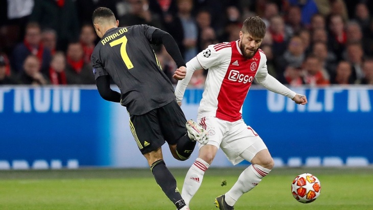 «Аякс» уступает дома