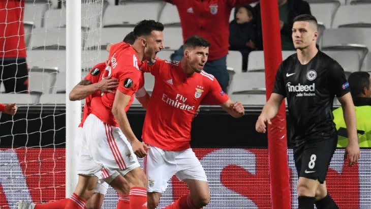 Радостные футболисты «Бенфики» и расстроенный Йович