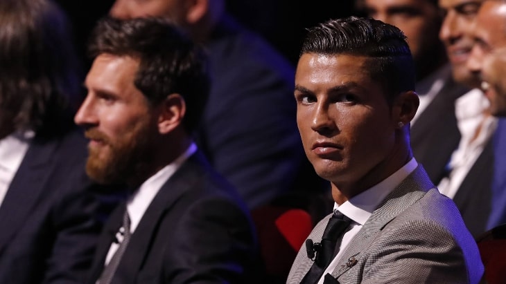 Криштиану Роналду и Лионель Месси на заднем фоне