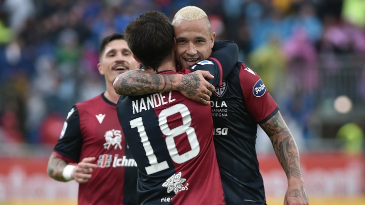 Раджа Найнгголан в объятиях партнера по команде