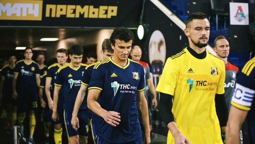 Выход команд из-под трибунного помещения