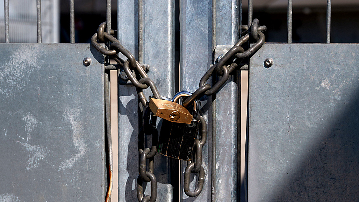 Замок на воротах стадиона «Альянц Арена» в Мюнхене Замок на воротах стадиона «Альянц Арена» в Мюнхене