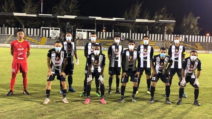 Футболисты «Дириангена» в масках Футболисты «Дириангена» в масках