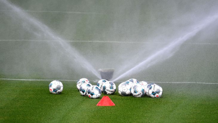 Мир футбола продолжает ждать