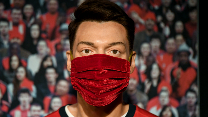 Восковой Месут Озил уже носит маску, придется ли реальному играть в ней?