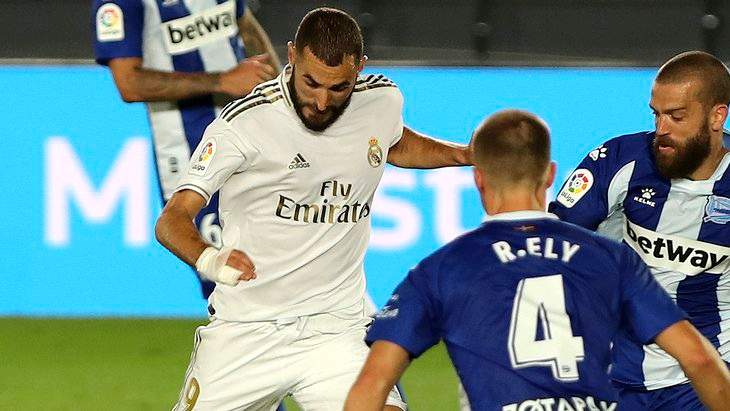 Карим Бензема в матче с «Алавесом» Карим Бензема в матче с «Алавесом»