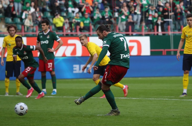 Гжегож Крыховяк бьет пенальти