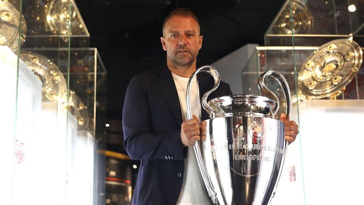 Ханс-Дитер Флик с трофеем Лиги чемпионов