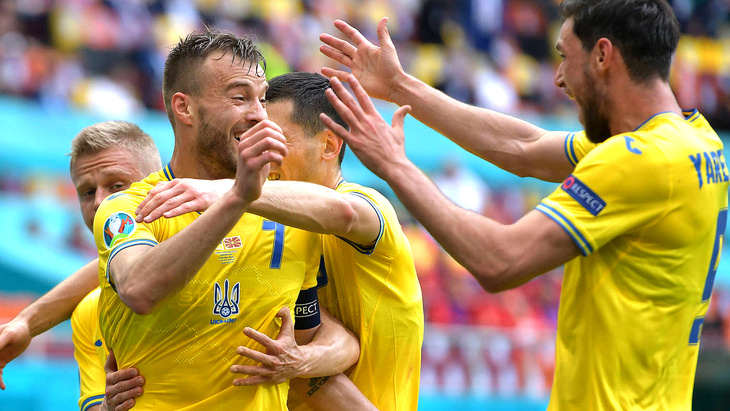 Андрей Ярмоленко принимает поздравления