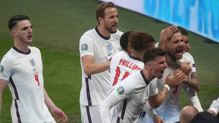 Люк Шоу принимает поздравления