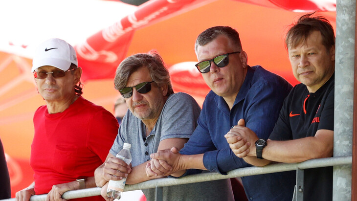 Леонид Федун (крайний слева) и Дмитрий Попов (крайний справа)