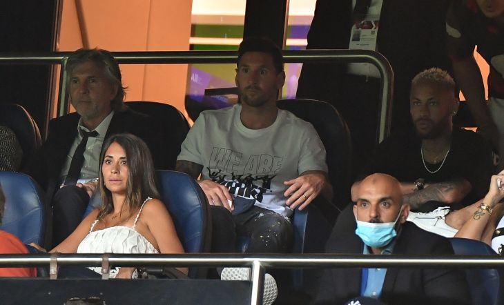 Лео Месси с супругой и Неймар на трибунах «Парк де Пренс»
