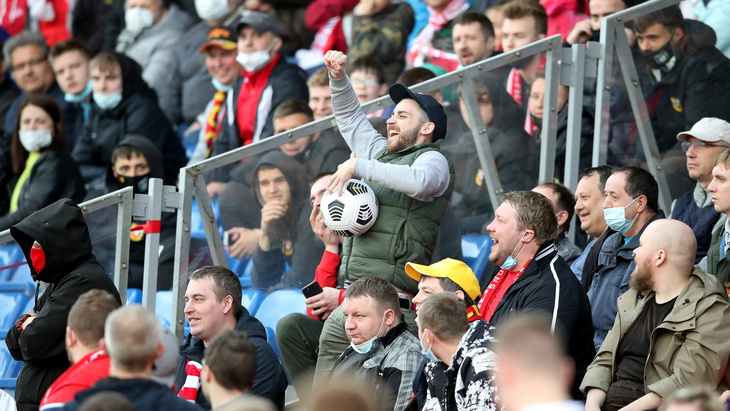 Болельщики на стадионе в Туле