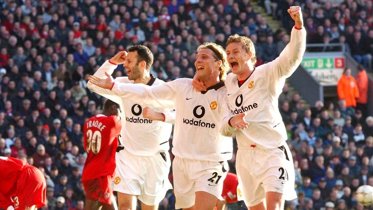 Диего Форлан празднует свой первый гол в АПЛ