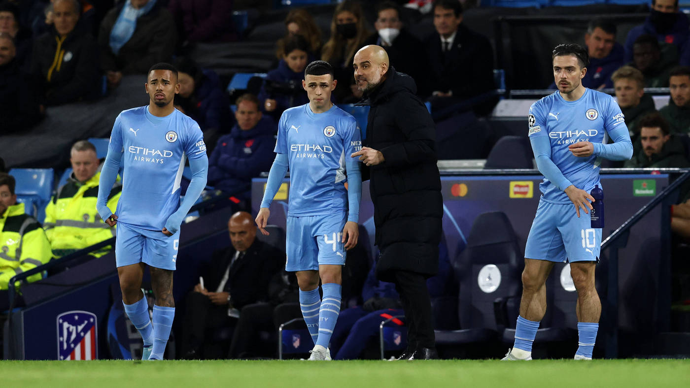 Фил Фоден слушает Хосепа Гвардиолу перед выходом на замену