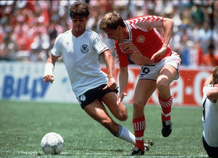 Фрагмент матча группового этапа чемпионата мира 1986 года между ФРГ и Данией