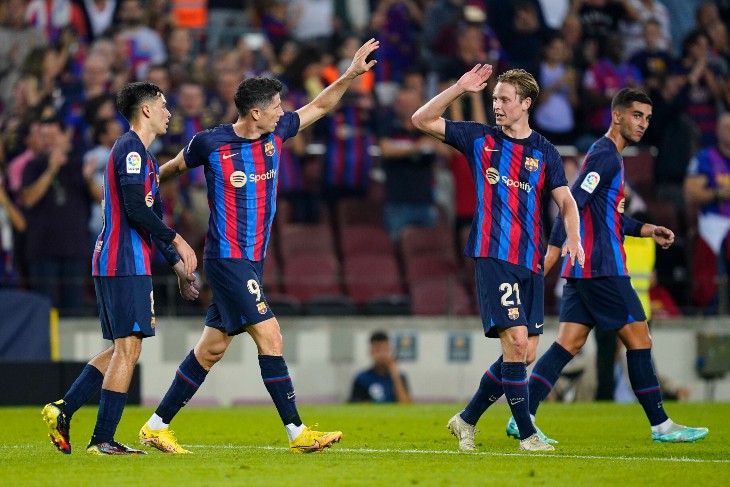 Левандовский забивает первый мяч Барселоны