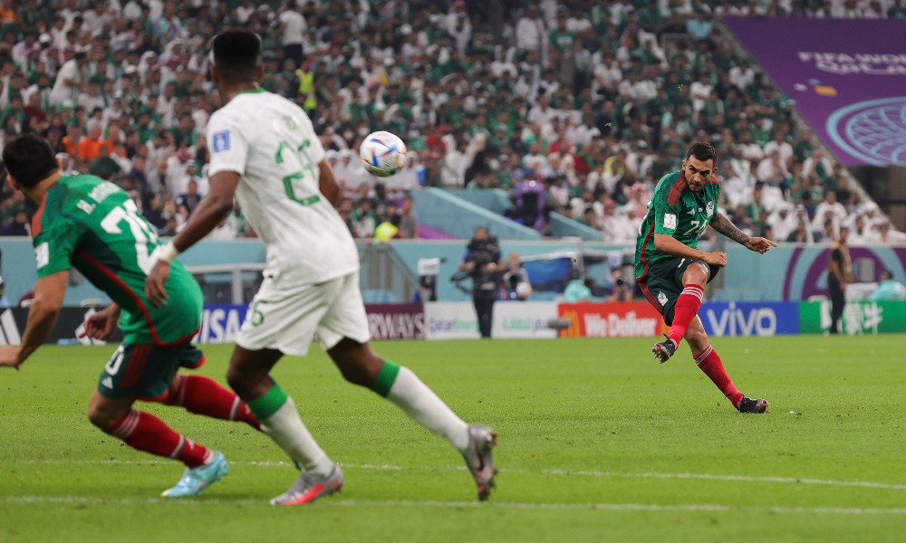 Чавес забивает со штрафного удара